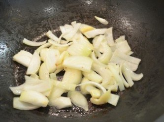 step5: 原鍋加入1大匙橄欖油燒熱後，放入洋蔥和蒜炒香。