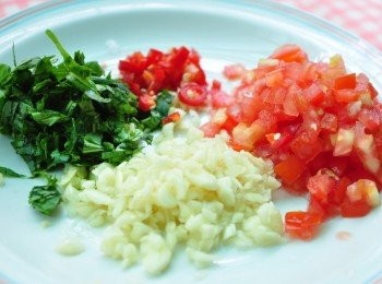 step2: 將蕃茄、9層塔、蒜頭、辣椒切丁即細末備用