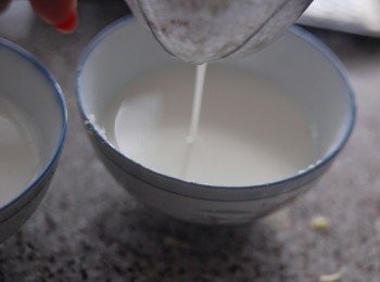 step3: 用篩過濾混合液，倒入碗內