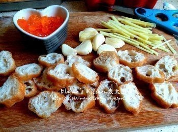 step3: 薑去皮切絲 , 蒜頭去衣拍扁 , 鹹蛋黃切粒 , 油條切片