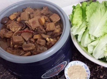 step6: 可以一邊煮一邊灼生菜在<span class="group_4">蘸醬</span>伴食