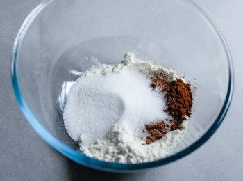 step1: 在大碗內將麵粉，泡打粉，梳打粉，可可粉，糖和鹽拌勻