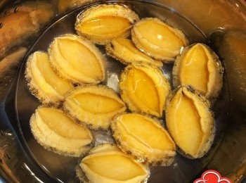 step4: 將鮑魚放入冰水降溫 (想鮑魚彈牙，此步驟不能省略)