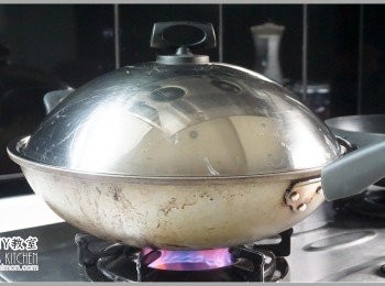 step8: 6.蓋上蓋子後開大火焗約22分鐘即可關火。