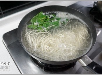 step4: 3.另外燒一鍋水先煮麵，等麵差不多熟了再下青菜汆燙到熟。