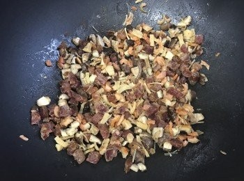 step2: 預熱鑊加半湯匙油，先爆香臘腸蝦米，再加冬菇瑤柱絲炒香撈起備用