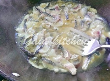 step7: 就可以逐片放埋魚片落個湯度(收細火)，吾好攪，好似圖中一樣輕轉輕手將啲魚片撳落個湯度，至熟。