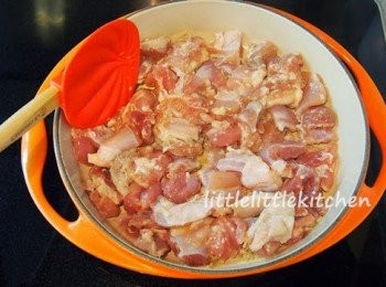 step1: 用油炒香乾蔥碎和雞肉