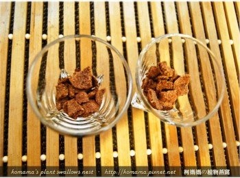 step2: 將少許可可脆片，方置於盛裝蓉器的最底層。