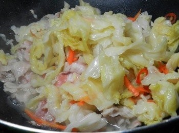 step3: 加入泡菜與少許湯汁入鍋內拌炒
