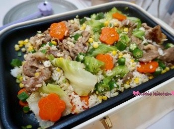 step8: 加熱至中火, 用膠鏟及筷子快手炒均, 加入醬汁快炒, 若喜歡飯焦的話 可以多炒1-2分鐘, 為免黑豚肉炒耐了影響口感, 8成熟時可以加飯快炒