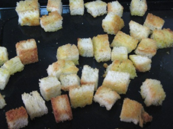 step4: 入預熱好的烤箱中，180度，10分鐘左右，表面上色，變硬，取出，放涼使用。