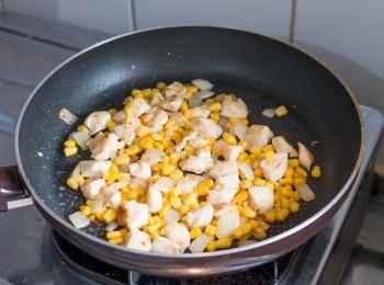 step10: 餡料做法：下粟米粒多炒 1 分鐘，盛起備用。