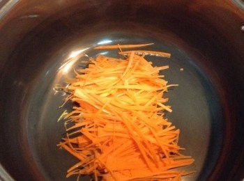 step3: 6, 放入甘荀絲略炒。