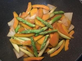 step8: 拌炒到南瓜和蘆筍段顏色略變時，再加入蘆筍尾段炒勻。