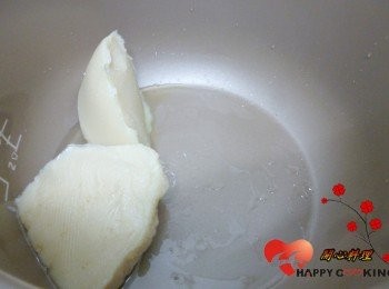 step1: 萬用鍋按下無水烹調功能,放入豬油