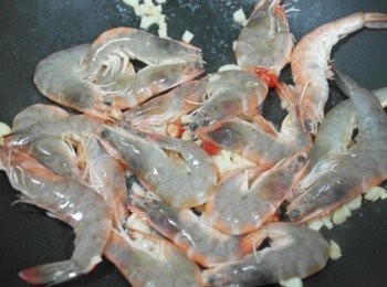 step2: 將洗淨的蝦子加入拌炒!! 倒入檸檬汁蓋上鍋蓋悶一下~~