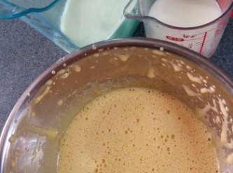 step4: 再加入牛奶和淡忌廉拌勻成滑蛋奶漿備用