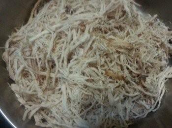 step1: 將煲完湯的豬肉拆絲。