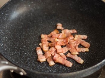 step3: 用平底煎鍋中火煎香煙肉，迫出油份，盛起備用。倒走鍋內大部份油份。