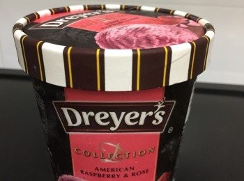 step6: 今次選用紅莓玫瑰味雪糕（酸酸甜甜味道～～清新玫瑰香味），加入巳焗好棉花糖內，
又熱又凍的配合好味道