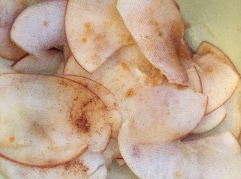 step6: 蘋果切4份，切蘋果薄片 (或用水果刨)， 放入碗中，加黃糖及肉桂粉拌勻，把蘋果片放入微波爐用高火叮熱30秒至蘋果片變軟。