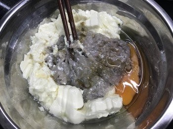 step2: 將豆腐魚肉雞蛋攪碎拌勻