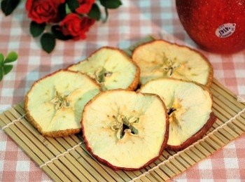 step5: 建議選用富士蘋果的品種,酸甜適中。完成的蘋果乾口感軟Q又有嚼勁,濃縮的蘋果風味慢慢在口中化開,不只是Amy我最愛的天然口味零嘴,也是烘焙時最愛使用的果乾。