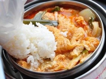 step6: 約20分鐘後，再將白飯(也可以換成冬粉)加入電鍋繼續蓋鍋燉煮，直到電源跳起