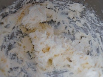 step2: 先將打蛋器打發忌廉芝士，然後加入細砂糖拌勻，打發至乳霜狀