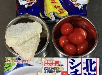 step1: 準備<span class="group_1">食材</span>。小蕃茄洗淨後切半備用。三角薯餅，放入已預熱200度C的烤箱，約烤10分鐘，烤至兩面呈金黃色。