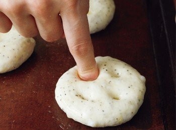 step11: 塗抹上橄欖油後，用手指戳出4個洞，再撒上鹽〈兩者皆少許．分量外〉 。以預熱至200℃的烤箱烘烤10〜11分鐘。