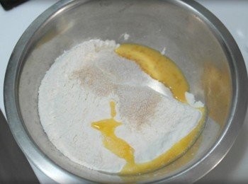 step2: 取一容器混和砂糖.酵母粉及蛋~