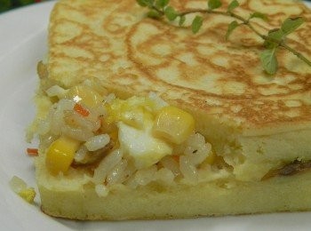 step13: 切開<span class="group_2">餅皮</span>，裡面可以包著滿滿的綠巨人金玉雙色玉米粒<span class="group_3">蛋炒飯</span>，奇怪的想法讓料理多了一分樂趣