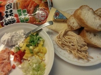 step1: 將青紅黃椒切丁.蔥白切末,青蔥切細