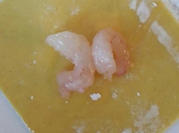 step1: 把2-3隻細蝦仁放在錦鹵雲吞皮中間