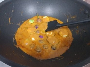 step6: 加入水份煮至滾起；下切開的泰國茄子