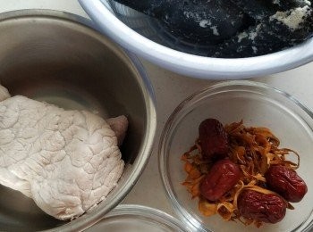 step1: 烏雞，瘦肉洗淨飛水
蟲草花用水浸開。杞子浸水。