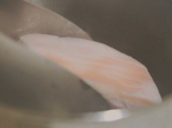 step4: 高湯煮熱再加入豬肉塊