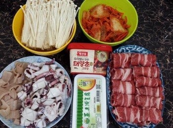 step1: 魷魚和象拔蚌解凍後，洗凈切花再切块;

肥牛摊軟每块卷筒狀;

金菇切除尾部，洗淨瀝水;

豆腐切6大块