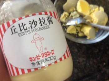 step4: 雞蛋用刀一開二，挖出蛋黃放入碗中，蛋白備用。