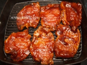 step2: 起油鍋，將肉片下鍋煎熟。(或用炭火將肉片烤熟)