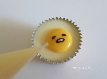 step6: 用白巧克力將嘴巴填滿就完成囉～