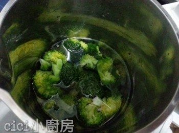 step4: 將西蘭花放入久陽機內，加入西蘭花水，水位剛好是西蘭花的一半，