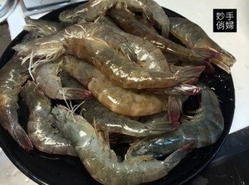 step1: 活蝦半斤先用米酒醃一下~(其實我還蠻怕活的東西,不管是魚是蝦或螃蟹,但是活蝦新鮮好吃肉質Q彈,但是會跳很可怕,這時候最好用米酒先浸泡一陣子,讓他們都沉睡之後再來挑沙線跟清洗~)