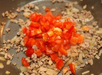 step3: 接著將蕃茄醬與蕃茄下鍋拌炒後，淋上米酒約略拌炒。