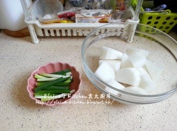 step1: 蔥洗淨切段 , 白蘿蔔去皮切件