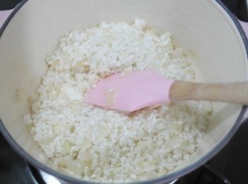 step3: 將油豆腐取出備用!!把米倒下去拌炒一下~~