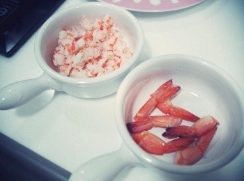 step2: 將蝦子的尾巴切下備用!!! 蝦身部分切成細丁~~~