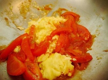 step5: *放入其他<span class="group_2">調味</span>(蕃茄醬，糖，水)拌勻後，放入半熟蛋液快速攪拌均勻，<span class="group_2">調味</span>一些鹽巴即可上菜~